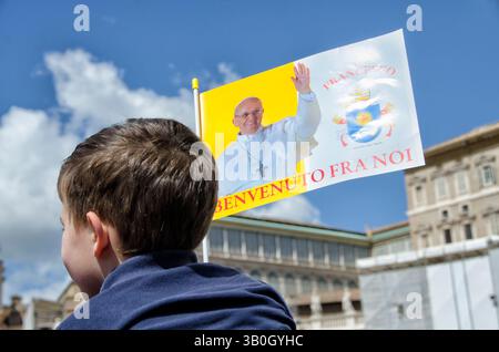 Ein Kind hebt ein Banner auf dem Petersplatz ein paar Tage nach der Proklamation von Papst Franziskus. St. Peter's Square ist ein großer platz direkt gelegen Stockfoto