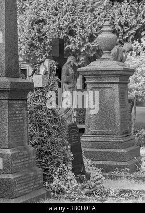 Infrarotbilder von Grabsteinen auf dem malerischen Arnos Vale Cemetery, Bristol, England, Großbritannien. Stockfoto