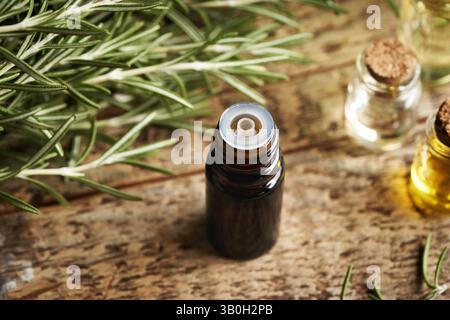 Ätherisches Rosmarinöl in einer dunklen Glasflasche Stockfoto