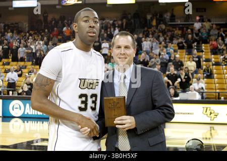 30. Dezember 2010: Central Florida Stürmer Keith Clanton (33) erhält den All Tournament Award, nachdem Central Florida Princeton 68-62 in der UCF Arena Orlando, FL besiegt hatte. (Bild: © Romeo Guzman/Cal Sport Media/ZUMAPRESS.com) Stockfoto