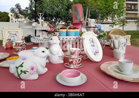 Osterdekoration mit einer skurrilen Teeparty, inspiriert von Alice im Wunderland. Stockfoto