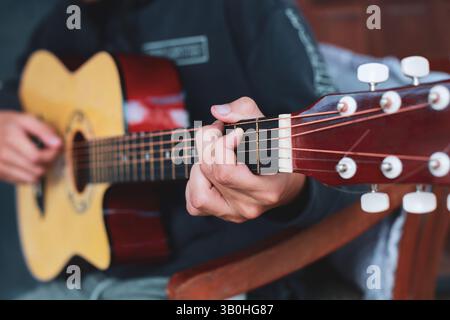 Junger Mann an der Gitarre zu spielen Stockfoto