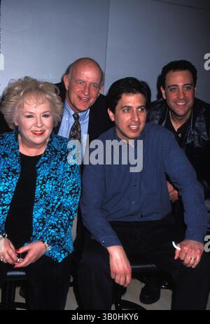 Dezember 2006 - New York, New York, USA - PETERBOYLERETRO.K14620JBB.NATPE CONVENTION NEW ORLEANS, LA 01-26-1999.JEDER LIEBT RAYMOND CAST. DORIS ROBERTS, PETER BOYLE, RAY ROMANO UND BRAD GARRETT. - FOTOS (Foto: © John Barrett/Globe Photos/ZUMAPRESS.com) Stockfoto