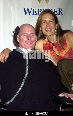 19. MAI 2000 - NEW YORK, NEW YORK, USA - K33388JKRON NEULAND: A CELEBRATION, EINE SPENDENAKTION FÜR WESTPORT U.S. PLAYHOUSE HYATT REGENCY, GREENWICH, CT 10/09/2003. / CHRISTOPHER REEVE UND EHEFRAU DANA(Bild: © John Krondes/Globe Photos/ZUMAPRESS.com) Stockfoto