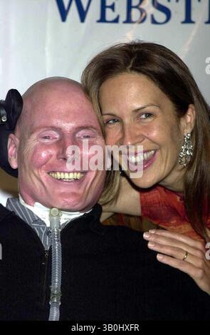 19. MAI 2000 - NEW YORK, NEW YORK, USA - K33388JKRON NEULAND: A CELEBRATION, EINE SPENDENAKTION FÜR WESTPORT U.S. PLAYHOUSE HYATT REGENCY, GREENWICH, CT 10/09/2003. / CHRISTOPHER REEVE UND EHEFRAU DANA(Bild: © John Krondes/Globe Photos/ZUMAPRESS.com) Stockfoto