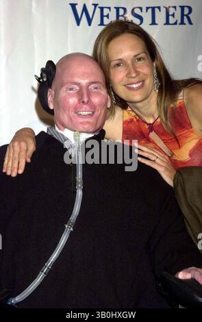 19. MAI 2000 - NEW YORK, NEW YORK, USA - K33388JKRON NEULAND: A CELEBRATION, EINE SPENDENAKTION FÜR WESTPORT U.S. PLAYHOUSE HYATT REGENCY, GREENWICH, CT 10/09/2003. / CHRISTOPHER REEVE UND EHEFRAU DANA(Bild: © John Krondes/Globe Photos/ZUMAPRESS.com) Stockfoto