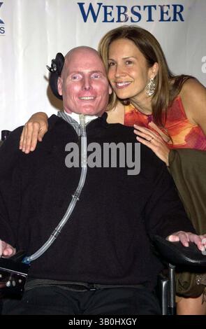 19. MAI 2000 - NEW YORK, NEW YORK, USA - K33388JKRON NEULAND: A CELEBRATION, EINE SPENDENAKTION FÜR WESTPORT U.S. PLAYHOUSE HYATT REGENCY, GREENWICH, CT 10/09/2003. / CHRISTOPHER REEVE UND EHEFRAU DANA(Bild: © John Krondes/Globe Photos/ZUMAPRESS.com) Stockfoto