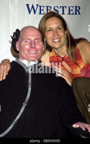 19. MAI 2000 - NEW YORK, NEW YORK, USA - K33388JKRON NEULAND: A CELEBRATION, EINE SPENDENAKTION FÜR WESTPORT U.S. PLAYHOUSE HYATT REGENCY, GREENWICH, CT 10/09/2003. / CHRISTOPHER REEVE UND EHEFRAU DANA(Bild: © John Krondes/Globe Photos/ZUMAPRESS.com) Stockfoto