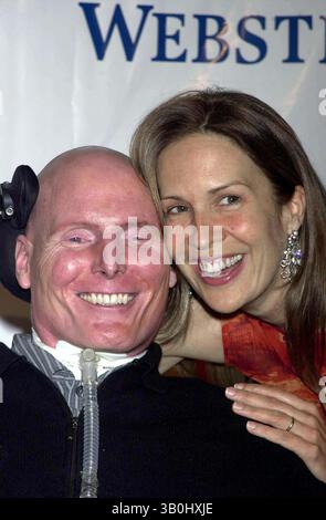 19. MAI 2000 - NEW YORK, NEW YORK, USA - K33388JKRON NEULAND: A CELEBRATION, EINE SPENDENAKTION FÜR WESTPORT U.S. PLAYHOUSE HYATT REGENCY, GREENWICH, CT 10/09/2003. / CHRISTOPHER REEVE UND EHEFRAU DANA(Bild: © John Krondes/Globe Photos/ZUMAPRESS.com) Stockfoto