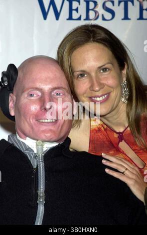 19. MAI 2000 - NEW YORK, NEW YORK, USA - K33388JKRON NEULAND: A CELEBRATION, EINE SPENDENAKTION FÜR WESTPORT U.S. PLAYHOUSE HYATT REGENCY, GREENWICH, CT 10/09/2003. / CHRISTOPHER REEVE UND EHEFRAU DANA(Bild: © John Krondes/Globe Photos/ZUMAPRESS.com) Stockfoto