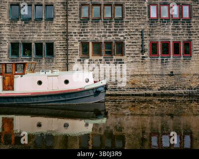 Ein schmales Boot, das am Rochdale Canal in Hebden Bridge, Calderdale, West Yorkshire, England, liegt Stockfoto