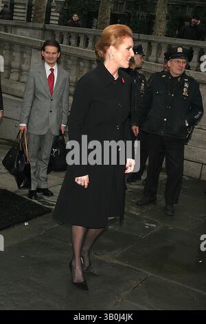 Februar 2005 - New York, New York, USA - K41422JBB. OLYMPUS FASHION WEEK HERBST 2005 PRESSEKONFERENZ BRYANT PARK, NEW YORK NEW YORK 02-04-2005 . - 2005..K41423JBB.CELBRITY ABFAHRTEN VON DER OLYMP FASHION WEEK HERBST 2005 IM BRYANT PARK, NEW YORK . 02.04.2005 . - 2005.SARAH FERGUSON(Bild: © John Barrett/Globe Photos/ZUMAPRESS.com) Stockfoto