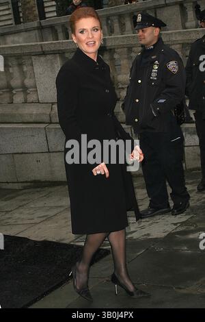 Februar 2005 - New York, New York, USA - K41422JBB. OLYMPUS FASHION WEEK HERBST 2005 PRESSEKONFERENZ BRYANT PARK, NEW YORK NEW YORK 02-04-2005 . - 2005..K41423JBB.CELBRITY ABFAHRTEN VON DER OLYMP FASHION WEEK HERBST 2005 IM BRYANT PARK, NEW YORK . 02.04.2005 . - 2005.SARAH FERGUSON(Bild: © John Barrett/Globe Photos/ZUMAPRESS.com) Stockfoto