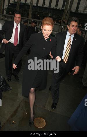 Februar 2005 - New York, New York, USA - K41422JBB. OLYMPUS FASHION WEEK HERBST 2005 PRESSEKONFERENZ BRYANT PARK, NEW YORK NEW YORK 02-04-2005 . - 2005..K41423JBB.CELBRITY ABFAHRTEN VON DER OLYMP FASHION WEEK HERBST 2005 IM BRYANT PARK, NEW YORK . 02.04.2005 . - 2005.SARAH FERGUSON(Bild: © John Barrett/Globe Photos/ZUMAPRESS.com) Stockfoto