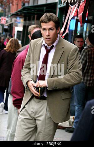 7. November 2006 - New York, New York, USA - K50631JBB.RYAN REYNOLDS VOR ORT DREHTE DEN FILM '' DEFINITIV, VIELLEICHT ''. .83ST UND COLUMBUS AVE, NEW YORK NEW YORK..11-07-2006 . - 2006.(Bild: © John Barrett/Globe Photos/ZUMAPRESS.com) Stockfoto