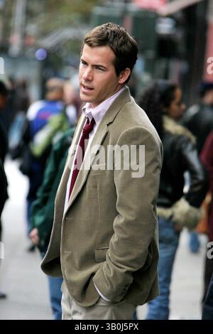 7. November 2006 - New York, New York, USA - K50631JBB.RYAN REYNOLDS VOR ORT DREHTE DEN FILM '' DEFINITIV, VIELLEICHT ''. .83ST UND COLUMBUS AVE, NEW YORK NEW YORK..11-07-2006 . - 2006.(Bild: © John Barrett/Globe Photos/ZUMAPRESS.com) Stockfoto