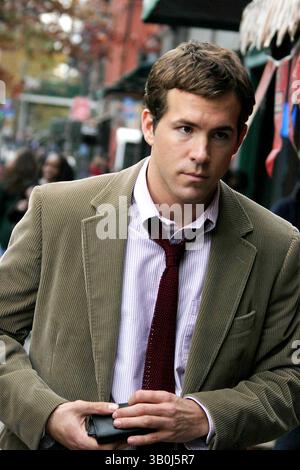 7. November 2006 - New York, New York, USA - K50631JBB.RYAN REYNOLDS VOR ORT DREHTE DEN FILM '' DEFINITIV, VIELLEICHT ''. .83ST UND COLUMBUS AVE, NEW YORK NEW YORK..11-07-2006 . - 2006.(Bild: © John Barrett/Globe Photos/ZUMAPRESS.com) Stockfoto