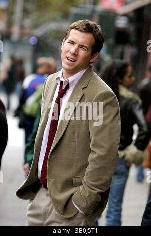 7. November 2006 - New York, New York, USA - K50631JBB.RYAN REYNOLDS VOR ORT DREHTE DEN FILM '' DEFINITIV, VIELLEICHT ''. .83ST UND COLUMBUS AVE, NEW YORK NEW YORK..11-07-2006 . - 2006.(Bild: © John Barrett/Globe Photos/ZUMAPRESS.com) Stockfoto