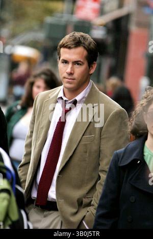 7. November 2006 - New York, New York, USA - K50631JBB.RYAN REYNOLDS VOR ORT DREHTE DEN FILM '' DEFINITIV, VIELLEICHT ''. .83ST UND COLUMBUS AVE, NEW YORK NEW YORK..11-07-2006 . - 2006.(Bild: © John Barrett/Globe Photos/ZUMAPRESS.com) Stockfoto