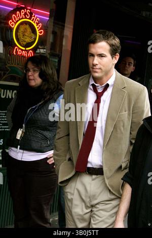 7. November 2006 - New York, New York, USA - K50631JBB.RYAN REYNOLDS VOR ORT DREHTE DEN FILM '' DEFINITIV, VIELLEICHT ''. .83ST UND COLUMBUS AVE, NEW YORK NEW YORK..11-07-2006 . - 2006.(Bild: © John Barrett/Globe Photos/ZUMAPRESS.com) Stockfoto