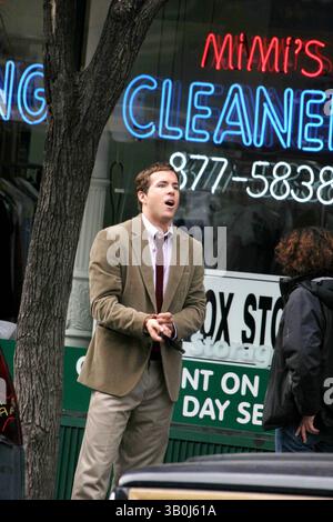 7. November 2006 - New York, New York, USA - K50631JBB.RYAN REYNOLDS VOR ORT DREHTE DEN FILM '' DEFINITIV, VIELLEICHT ''. .83ST UND COLUMBUS AVE, NEW YORK NEW YORK..11-07-2006 . - 2006.(Bild: © John Barrett/Globe Photos/ZUMAPRESS.com) Stockfoto