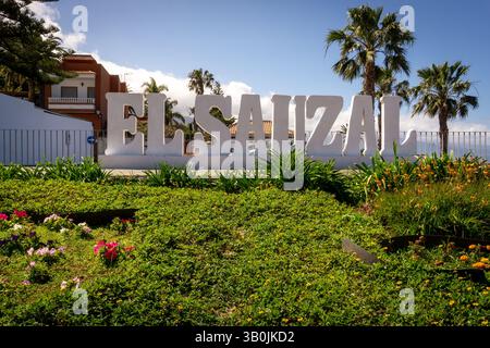 Name der Stadt El Sauzal Melden Sie sich im üppigen öffentlichen Park auf Teneriffa Kanarischen Inseln Spanien an Stockfoto