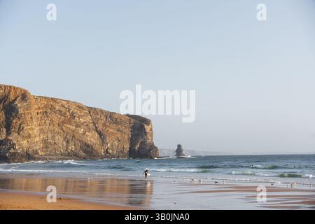 Wunderschöne Meereslandschaft mit Surfern, die an einem Sommernachmittag surfen Stockfoto