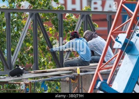 Bangkok, Thailand - 18. Mai 2017 : Unbekannte sind Bauarbeiter oder professionelle Arbeit für den Bau eines Bauherstellers auf der Baustelle. Stockfoto