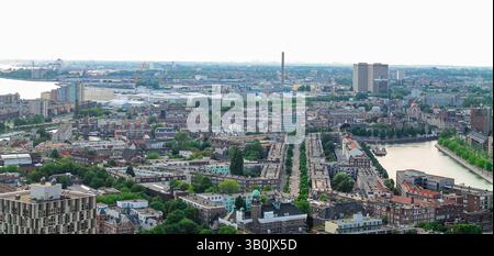 Panoramablick auf eine Stadtlandschaft mit einer Mischung aus Wohn- und Geschäftsgebäuden, grünen Bäumen und einem Fluss. Die Skyline hat eine hohe Struktur Stockfoto