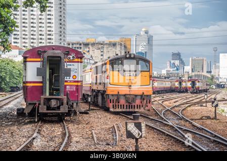 Bangkok, Thailand - 12. Juli 2017 : unbekannter Eisenbahnzug auf den Bahngleisen im Bahnhof Bangkok. Viele Menschen in Thailand reisen gerne per tr Stockfoto