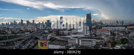 Bangkok, Thailand - 25. Mai 2018 : Panorama Cityscape und Transport mit Schnellstraßenverkehr tagsüber vom Wolkenkratzer von Bangkok. Bangkok ist das Stockfoto