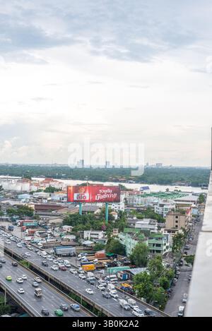 Bangkok, Thailand - 26. Mai 2018 : Stadtbild und Stadtbau im Wolkenhimmel vom Wolkenkratzer von Bangkok. Bangkok ist die Hauptstadt und das meiste Stockfoto
