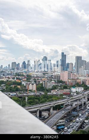 Bangkok, Thailand - 26. Mai 2018 : Stadtbild und Stadtbau im Wolkenhimmel vom Wolkenkratzer von Bangkok. Bangkok ist die Hauptstadt und das meiste Stockfoto
