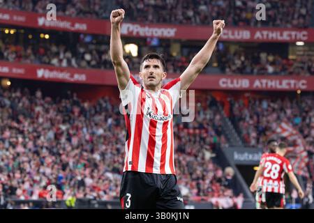 Bilbao, Spanien. April 2025. Dani Vivian vom Athletic Club feiert das La Liga EA Sports Match zwischen Athletic Club, das am 23. April 2025 im San Mames Stadium in Bilbao ausgetragen wurde. (Foto: Marcos Calvo/PRESSINPHOTO) Credit: PRESSINPHOTO SPORTS AGENCY/Alamy Live News Stockfoto