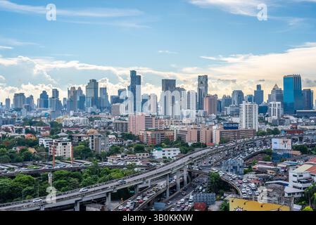 Bangkok, Thailand - 25. Mai 2018 : Stadtbild und Stadtbau tagsüber vom Wolkenkratzer von Bangkok. Bangkok ist die Hauptstadt und die bevölkerungsreichste Stockfoto