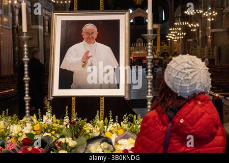 London, Großbritannien. April 2025. Floral Tribut und Gebete für Papst Franziskus in der Westminster Cathedral. Er starb am Ostermontag, dem 21. April, an einem Schlaganfall. Er konnte seinen Segen am Ostersonntag in Rom geben. Quelle: Karl Black/Alamy Live News Stockfoto