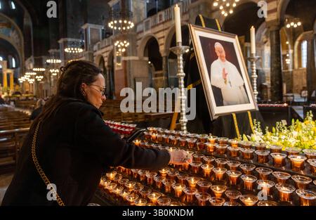London, Großbritannien. April 2025. Floral Tribut und Gebete für Papst Franziskus in der Westminster Cathedral. Er starb am Ostermontag, dem 21. April, an einem Schlaganfall. Er konnte seinen Segen am Ostersonntag in Rom geben. Quelle: Karl Black/Alamy Live News Stockfoto
