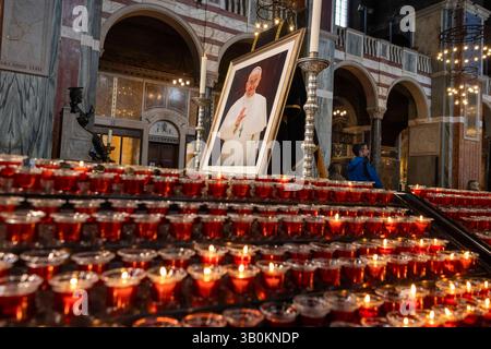 London, Großbritannien. April 2025. Floral Tribut und Gebete für Papst Franziskus in der Westminster Cathedral. Er starb am Ostermontag, dem 21. April, an einem Schlaganfall. Er konnte seinen Segen am Ostersonntag in Rom geben. Quelle: Karl Black/Alamy Live News Stockfoto