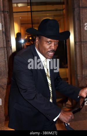 Boxer Smokin Joe Frazier starb nach einem Kampf mit Leberkrebs. Joseph William „Joe“ Frazier (12. Januar 1944 Bis 7. November 2011). Frazier war ein ehemaliger Olympiasieger und unangefochtener Weltmeister im Schwergewicht, dessen Profikarriere von 1965 bis 1976 dauerte, mit einem kurzen Comeback 1981. Frazier besiegte Ali mit Punkten im mit Spannung erwarteten Kampf des Jahrhunderts 1971. Die International Boxing Research Organization (IBRO) zählt Frazier zu den zehn größten Schwergewichten aller Zeiten. BILD: 5. Januar 2011 - New York, New York, USA - JOE FRAZIER kommt zur Premiere von FX's 'L Stockfoto