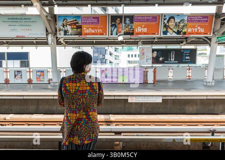 Bangkok, Thailand - 17. Januar 2018 : BTS Skytrain fährt in Bangkok. Viele Menschen in Bangkok nutzten den Skytrain, um Zeit zu sparen. Stockfoto