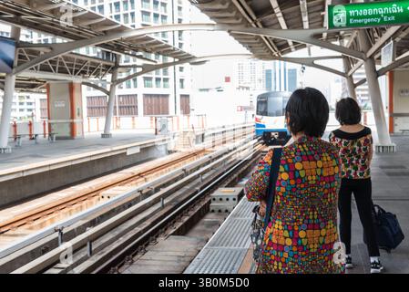 Bangkok, Thailand - 17. Januar 2018 : BTS Skytrain fährt in Bangkok. Viele Menschen in Bangkok nutzten den Skytrain, um Zeit zu sparen. Stockfoto