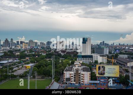 Bangkok, Thailand - 26. Mai 2018 : Stadtbild und Stadtbau im Wolkenhimmel vom Wolkenkratzer von Bangkok. Bangkok ist die Hauptstadt und das meiste Stockfoto