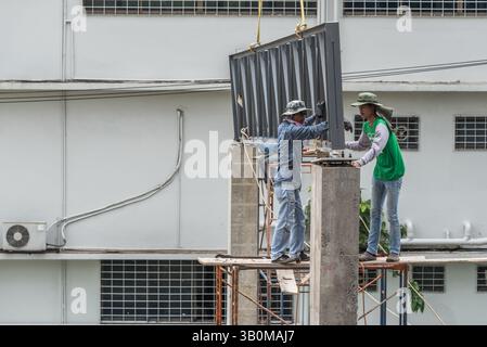Bangkok, Thailand - 18. Mai 2017 : Unbekannte sind Bauarbeiter oder professionelle Arbeit für den Bau eines Bauherstellers auf der Baustelle. Stockfoto