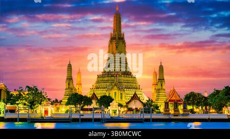 Wat Arun, bekannt als Tempel der Dämmerung, steht majestätisch am Chao Phraya River. Stockfoto
