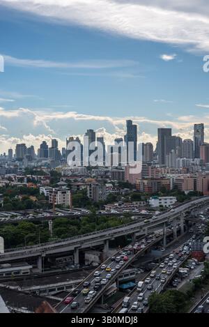 Bangkok, Thailand - 25. Mai 2018 : Stadtbild und Transport mit Schnellstraße und Verkehr tagsüber vom Wolkenkratzer von Bangkok. Bangkok ist das Capi Stockfoto