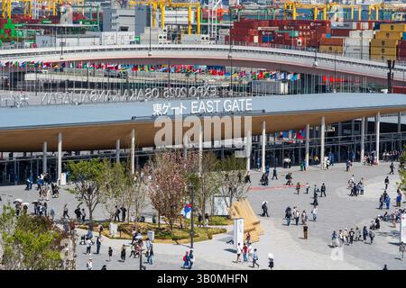 Osaka, Japan - 21. April 2025 : Eingangstor zum Osttor der Expo 2025 Osaka-Kansai, Weltausstellung in Yumeshima. Stockfoto
