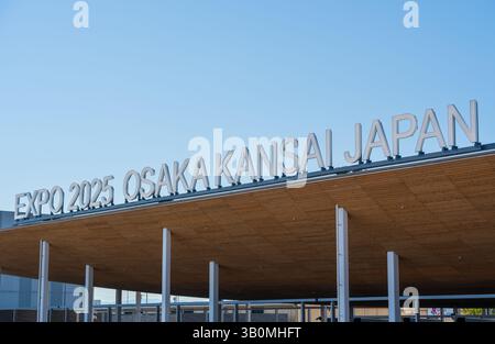 Osaka, Japan - 21. April 2025 : Eingangstor zum Osttor der Expo 2025 Osaka-Kansai, Weltausstellung in Yumeshima. Stockfoto