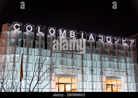 Osaka, Japan - 21. April 2025 : Kolumbien Pavillon „Land der Schönheit“, beleuchtet bei Nacht, zeigt Biodiversität und Kultur. Stockfoto