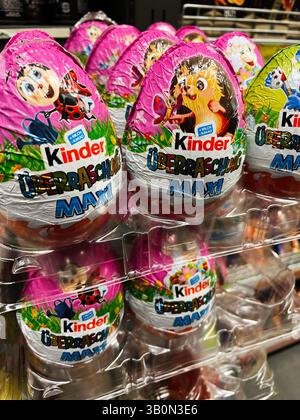 Kiew, Ukraine - 23. April 2025: Nahaufnahme von Kinder Surprise Maxi Schokoladeneiern mit lebendigen und farbenfrohen Dekorationen Stockfoto