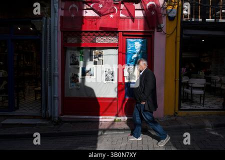 18. April 2025, Istanbul, Türkei: Ein Mann geht vorbei an dem Bild des Präsidenten Recep Tayyip Erdogan, der in einem Fenster im Bezirk Fatih gehängt wurde. Istanbul ist die größte Stadt an der Bosporusstraße, der Grenze zwischen Europa und Asien. Sie gilt als wirtschaftliche, kulturelle und historische Hauptstadt des Landes. Die Stadt hat 16 Millionen Einwohner und ist eines der berühmtesten Reiseziele der Welt. (Credit Image: © Attila Husejnow/SOPA Images via ZUMA Press Wire) NUR REDAKTIONELLE VERWENDUNG! Nicht für kommerzielle ZWECKE! Stockfoto